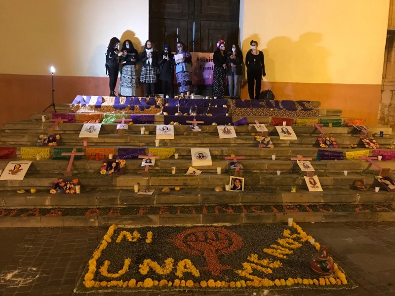 Colectivos feministas realizan altar para mujeres asesinadas