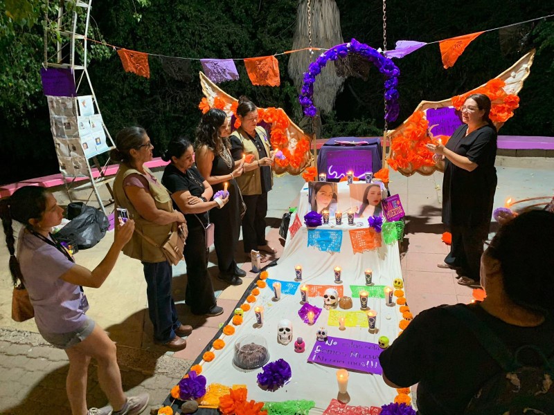 Colectivos feministas y rastreadoras instalan altar en exigencia de justicia en Guasave