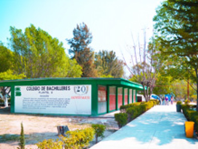 Colegio Bachilleres obligan a padres a dejar regalo de generación