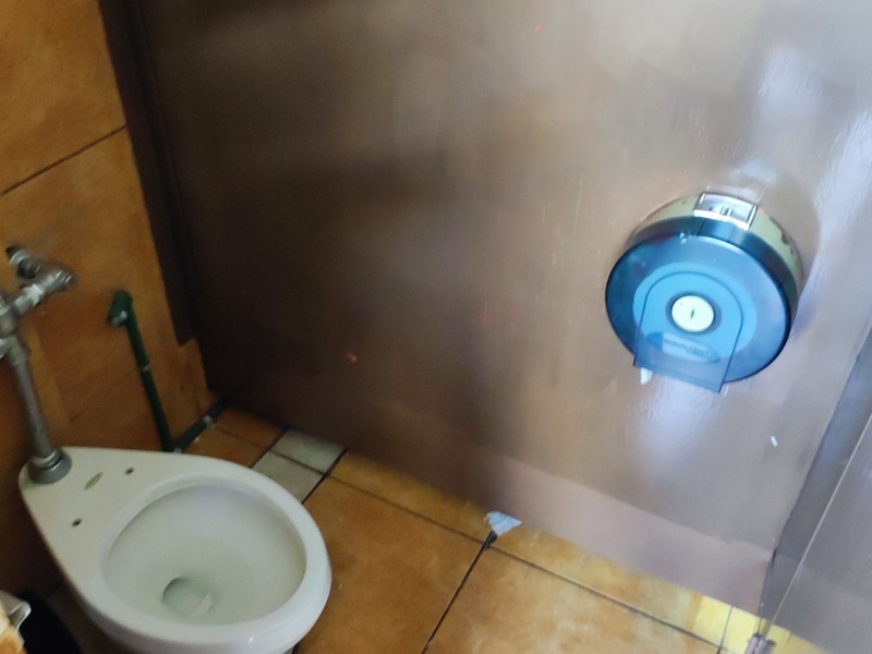 Colegio Preparatorio de Xalapa adapta baño para no binarios