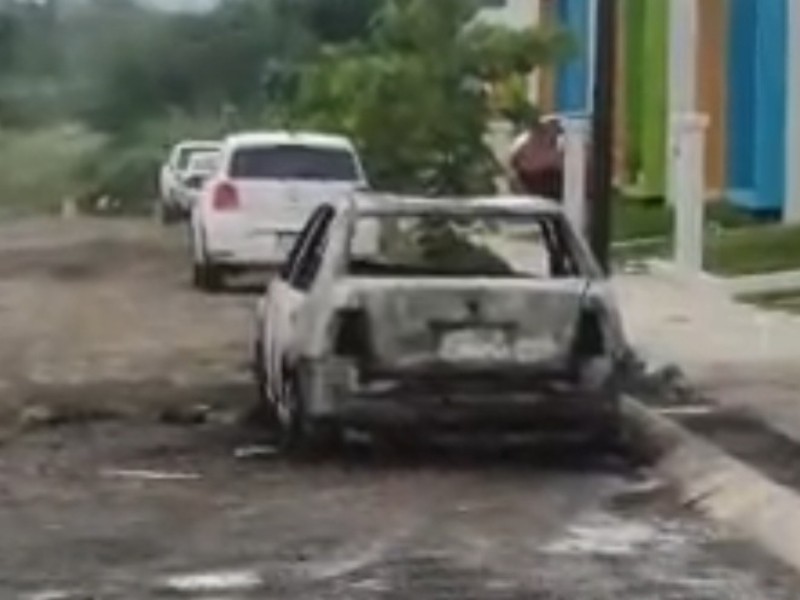 ¡Colima violento! Incendian otro vehículo en colonia Milenio 4
