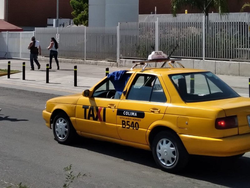 Colimenses rechazan y aceptan que taxistas suban pasaje en trayecto