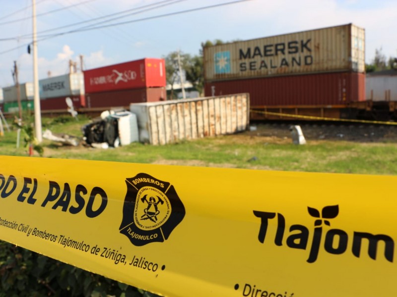 Colisión de camioneta con ferrocarril deja dos muertos