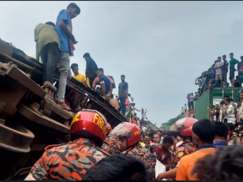 Colisión de trenes deja 17 muertos en Bangladesh