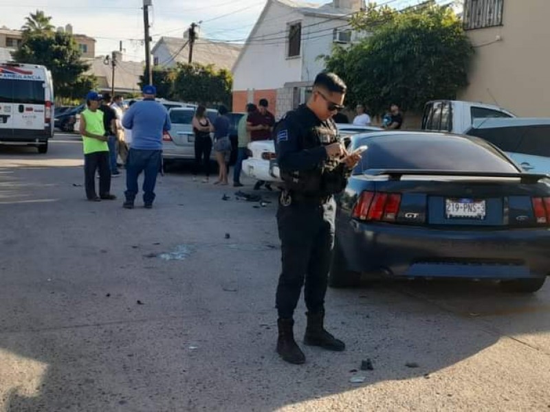 Colisión vehicular afecta a cuatro automóviles estacionados