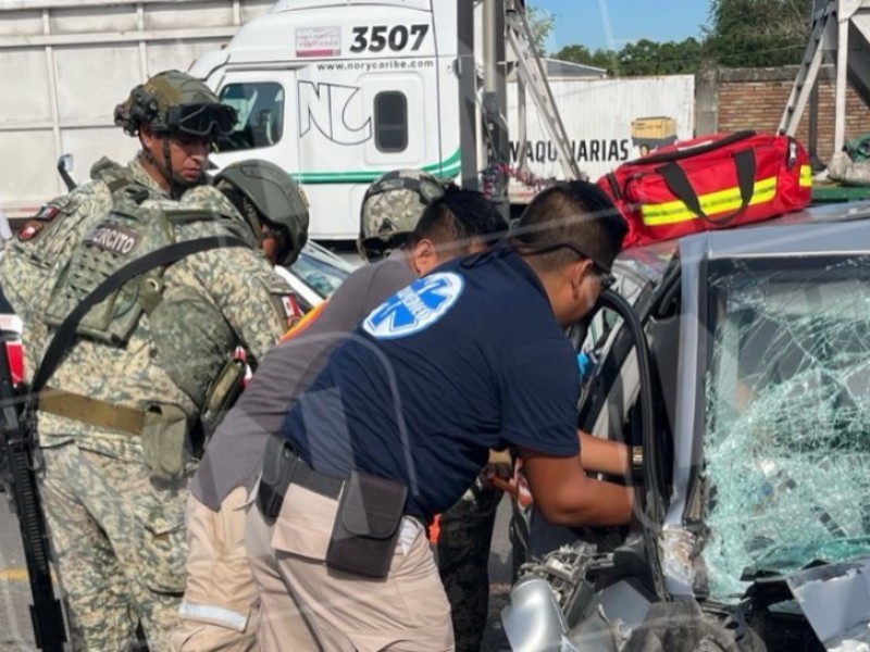 Colisión vehicular en la México–Tuxpan dejó tres personas lesionadas