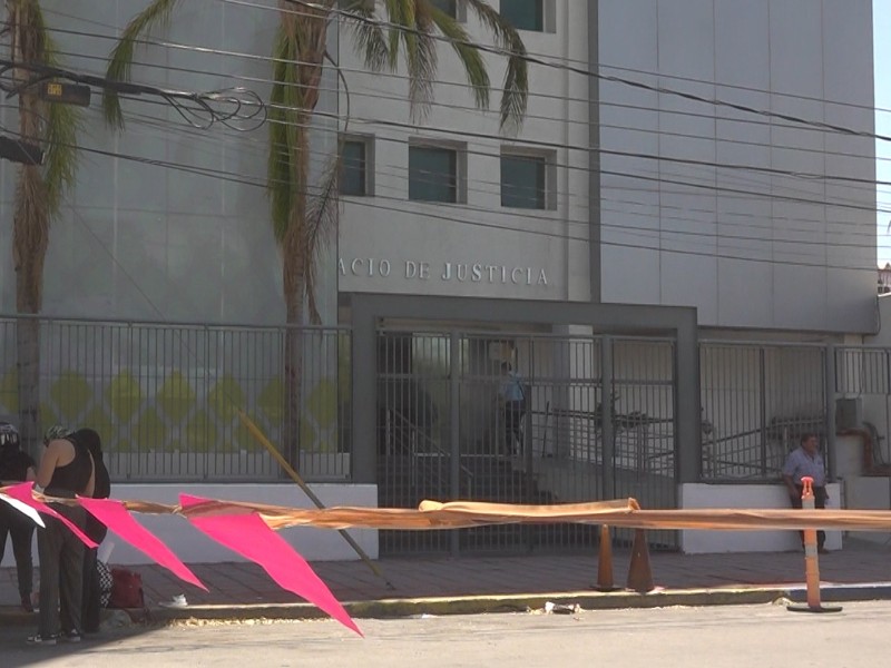Coloca fotos de jueces y mantiene protesta en Gómez Palacio