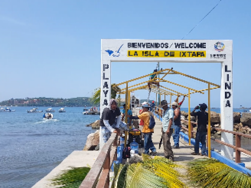 Coloca gobierno municipal toldos en muelle