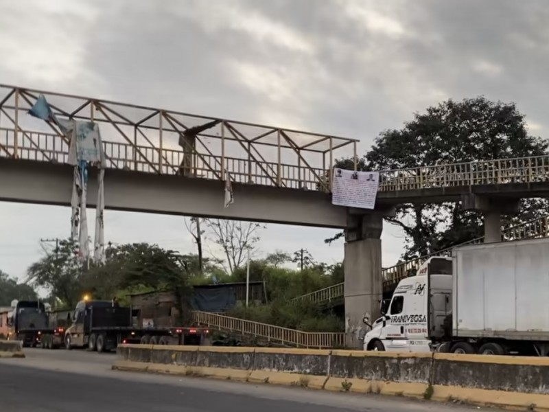 Coloca narco mantas sobre carretera Acayucan-Sayula