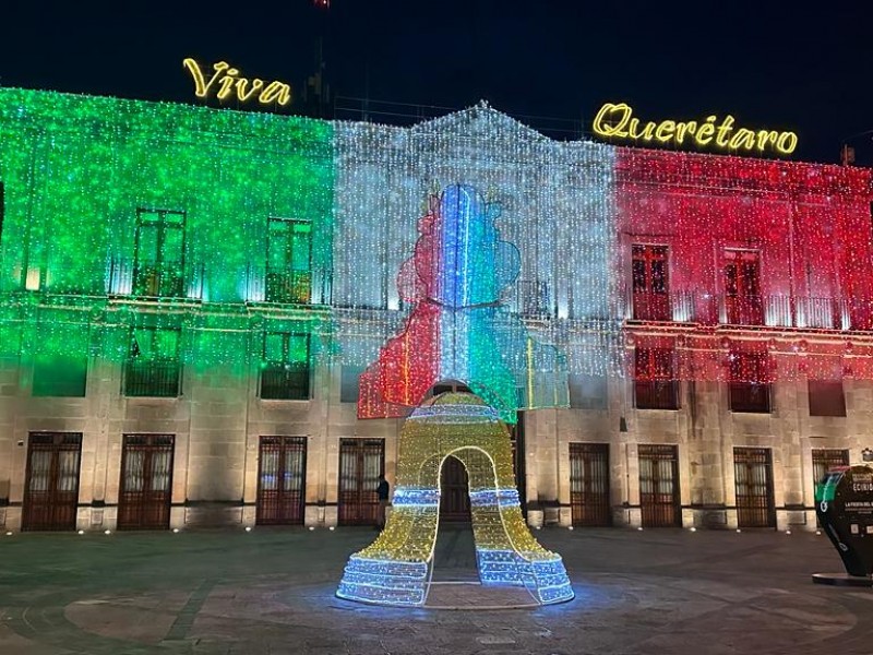 Colocan adornos patrios en el Centro Histórico