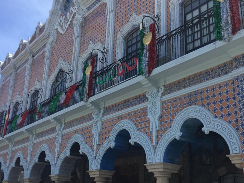 Colocan adornos patrios en palacio; analizan realizar el grito presencial