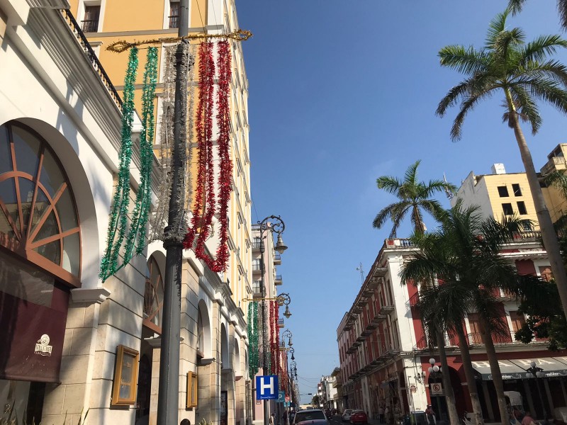 Colocan adornos por las fiestas patrias en Veracruz