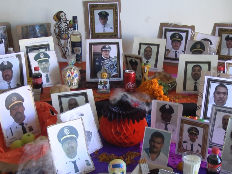 Colocan altar de muertos a policías caídos de Zacatecas
