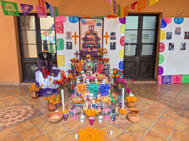 Colocan altar de muertos en memoria de fallecidos por ICE