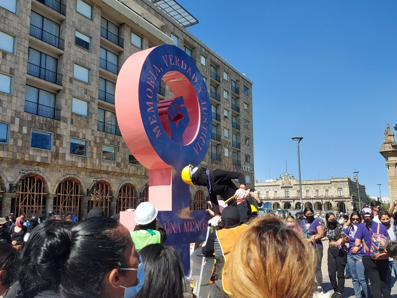 Colocan antimonumenta en la Plaza de Armas