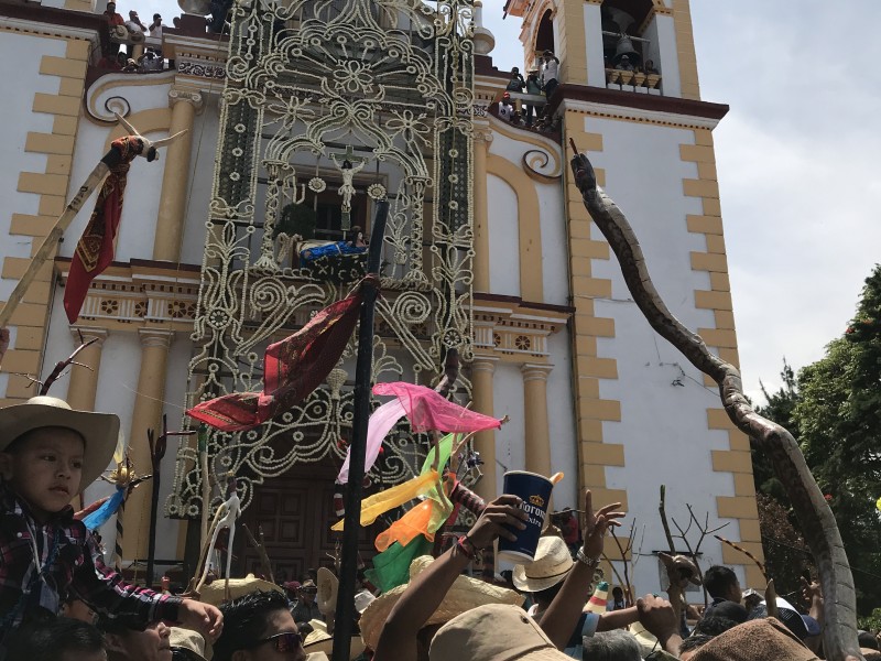 Colocan arco floral a Santa María Magdalena