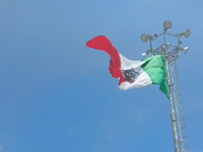 Colocan bandera al revés en plaza comercial