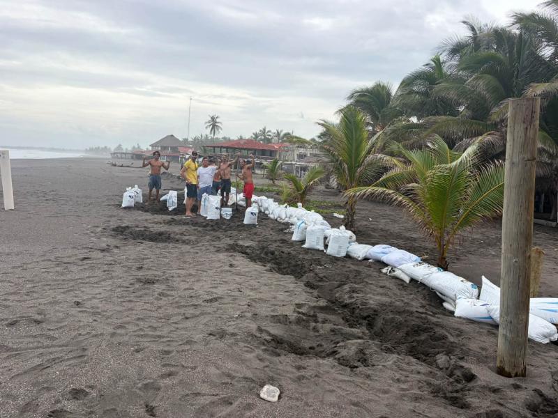 Colocan barreras de costales en Boca de Pascuales ante oleaje por Simón