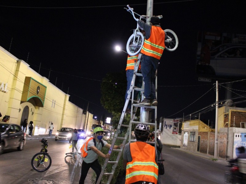 Colocan bici blanca en memoria del ciclista atropellado