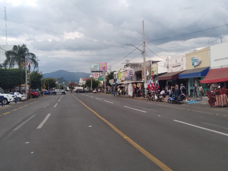 Colocan carpeta asfáltica en la avenida 5 de mayo