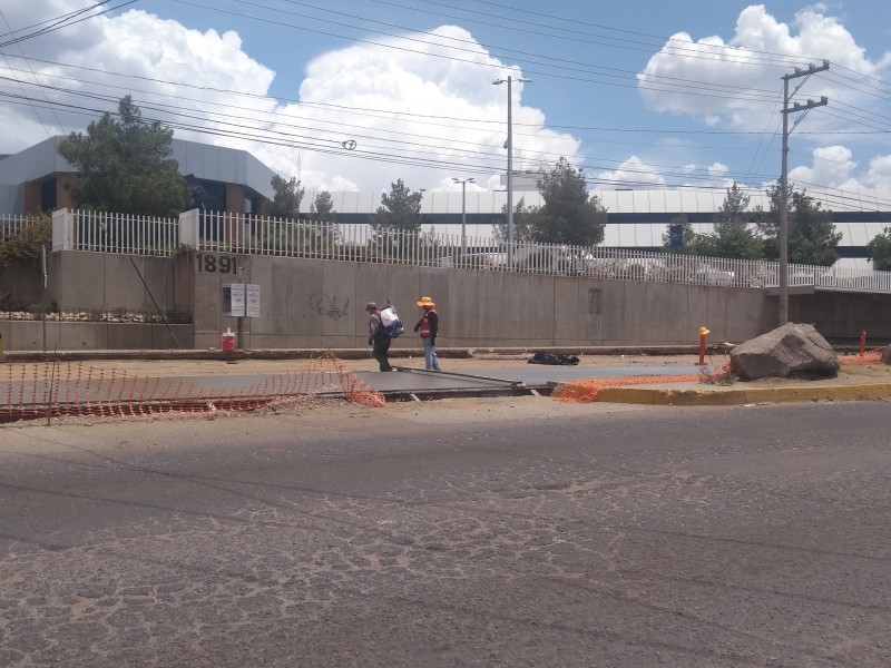 Colocan concreto en crucero de acceso colonia pueblitos