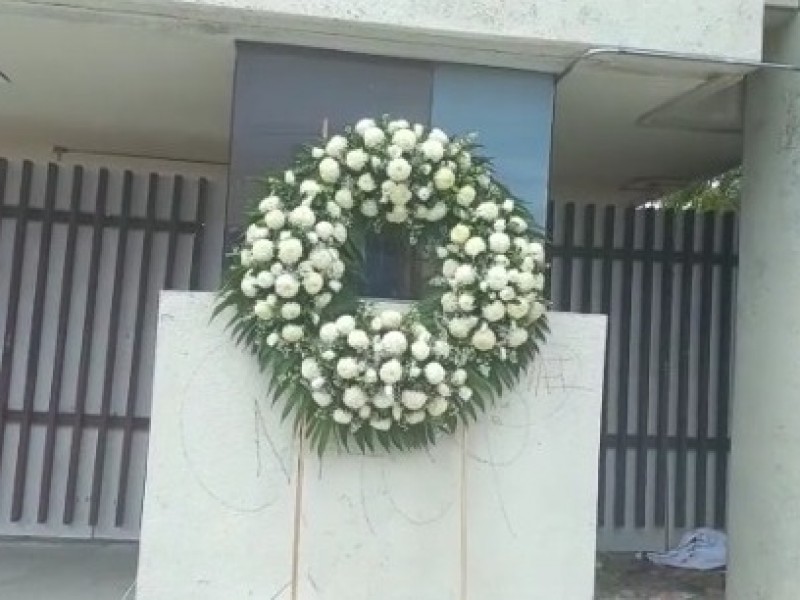 Colocan corona de flores en antiguo hospital de San Alejandro