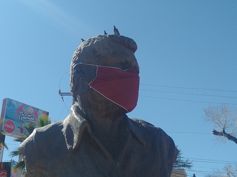 Colocan cubre bocas a Monumentos de la ciudad