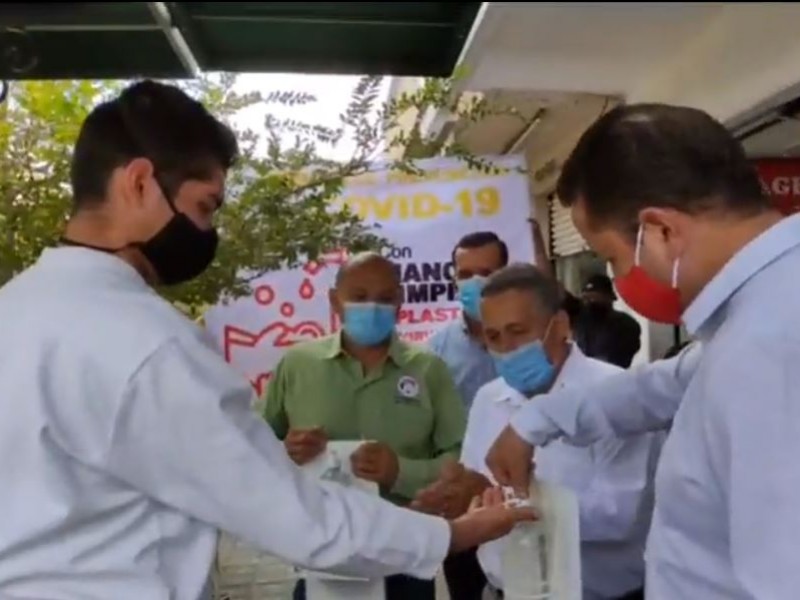 Colocan dispensadores de gel en centro de Colima