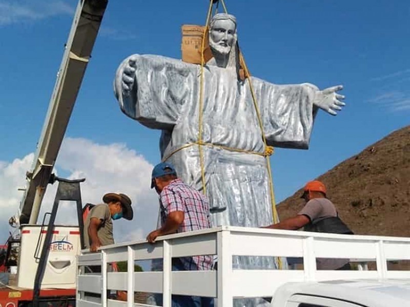 Colocan figura de cemento sobre pirámide en Tierra Blanca.