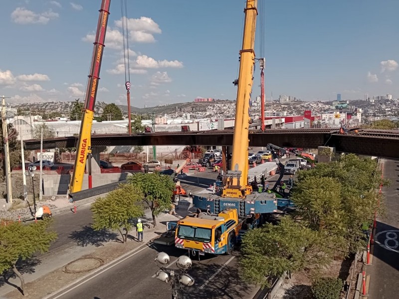 Colocan la trabe faltante en puente de B. Quintana