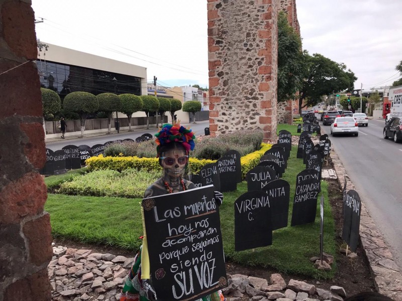 Colocan lápidas en los arcos