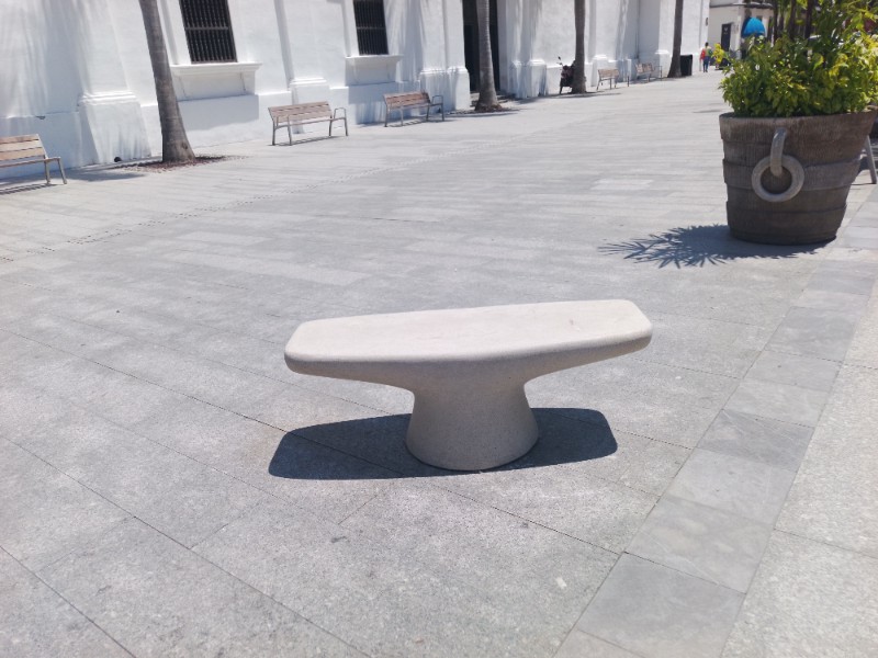 Colocan las nuevas bancas en zócalo de Veracruz