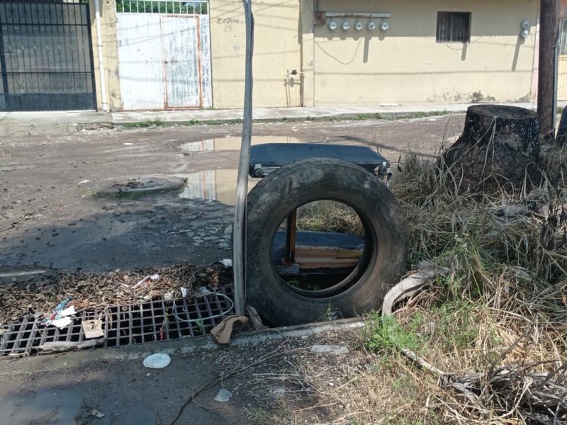 Colocan llanta en calle Zafiro por falta de rejilla