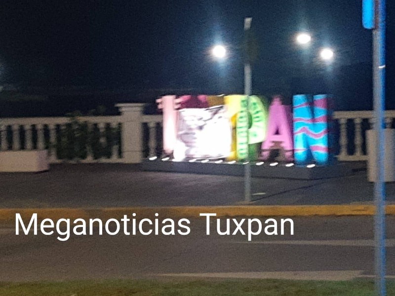 Colocan  lona con amenazas en letras monumentales de Tuxpan