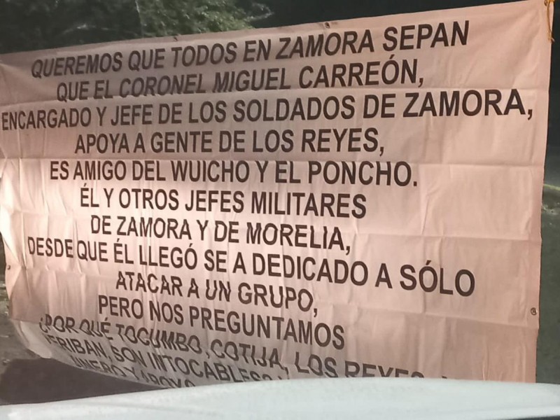 Colocan lonas contra mando del Ejército Mexicano en Zamora