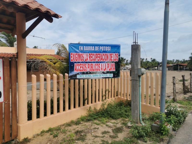Colocan lonas para exigir accesos públicos en Barra de Potosí