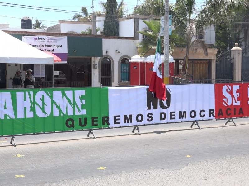 Colocan manta a las afueras del CME de Ahome