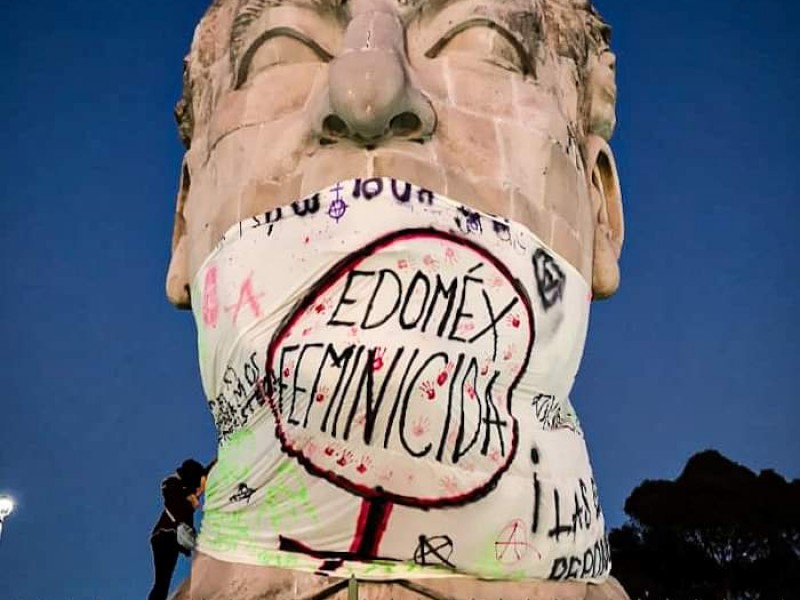 Colocan manta en busto de Adolfo López Mateos