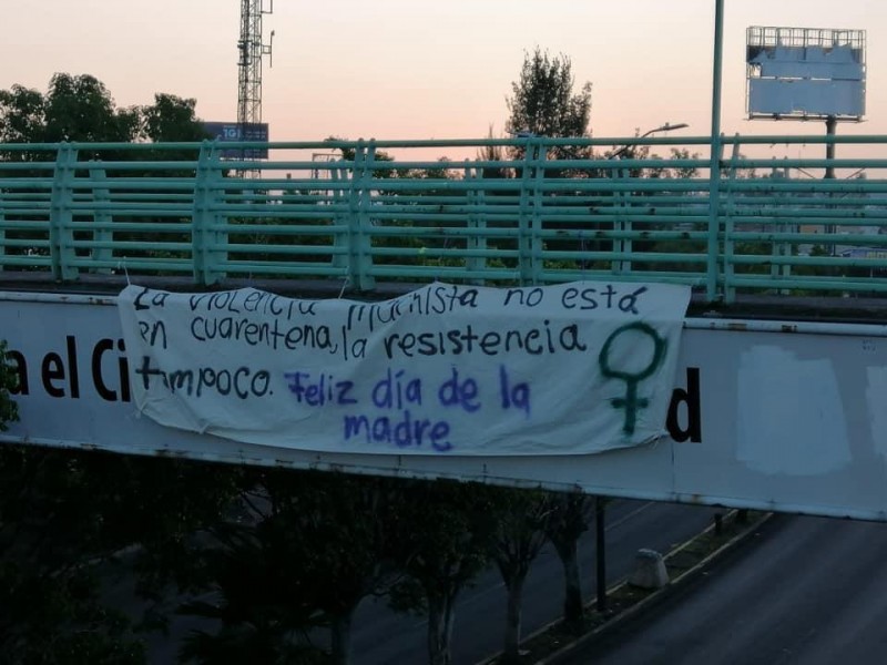 Colocan mantas por día de las madres en Morelia