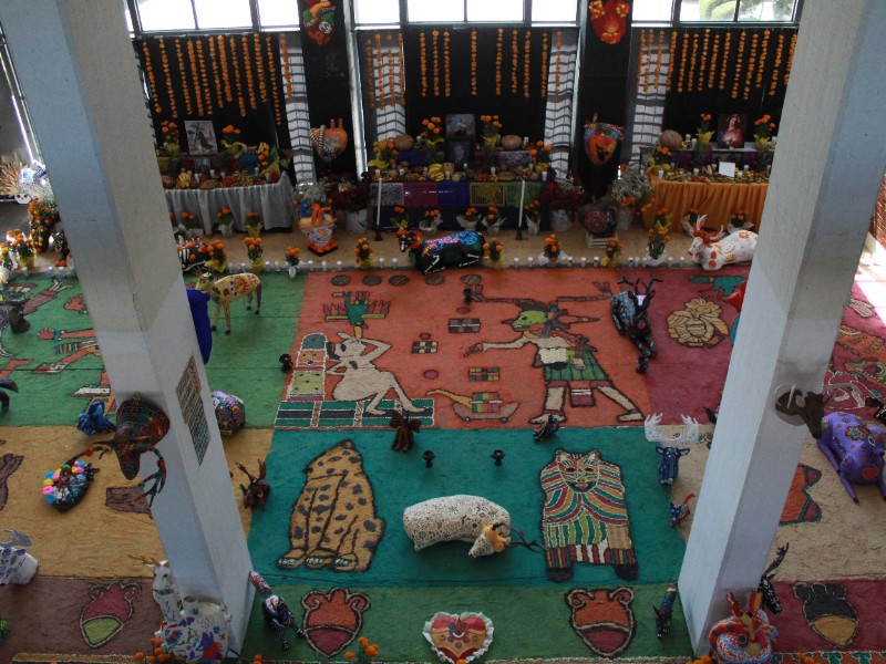 Estudiantes de Prepa 1 de la UAEMex colocan mega ofrenda