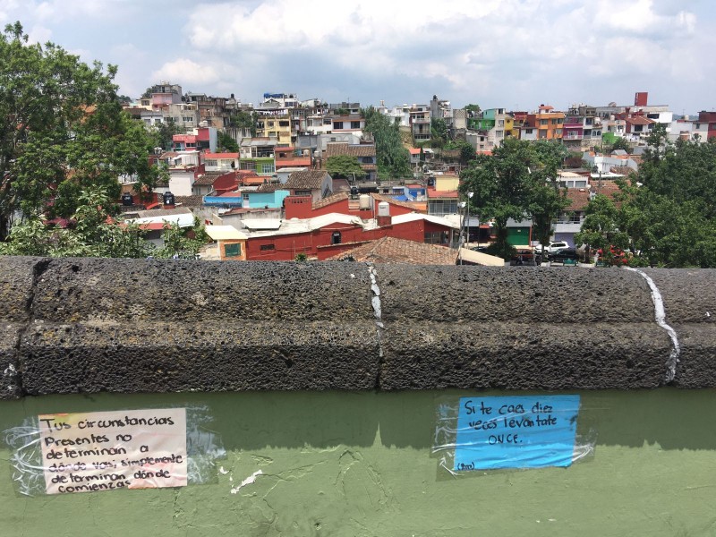 Colocan mensajes de ánimo para evitar suicidios en Xalapa