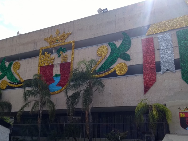 Colocan mosaicos patrios en palacio gobierno