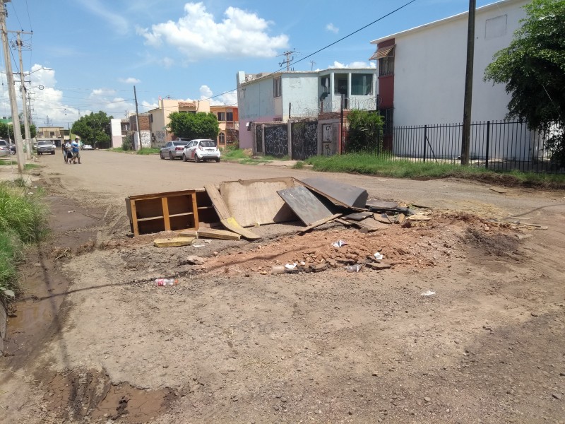 Colocan muebles viejos para no caer en baches