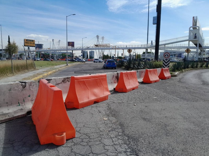 Colocan muros de concreto en vía Atlixcáyotl