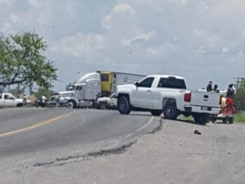 Colocan narcobloqueo en autopista siglo XXI