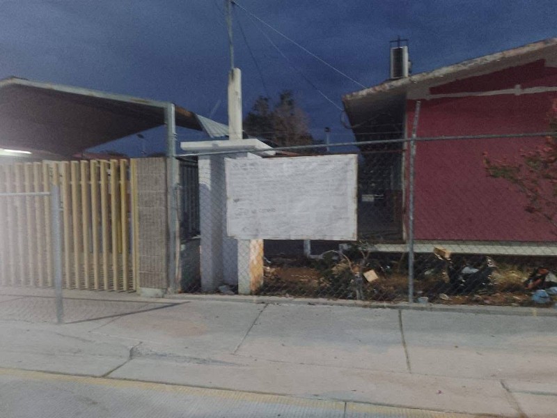 Colocan narcomantas en escuelas con mensaje dirigido a policías