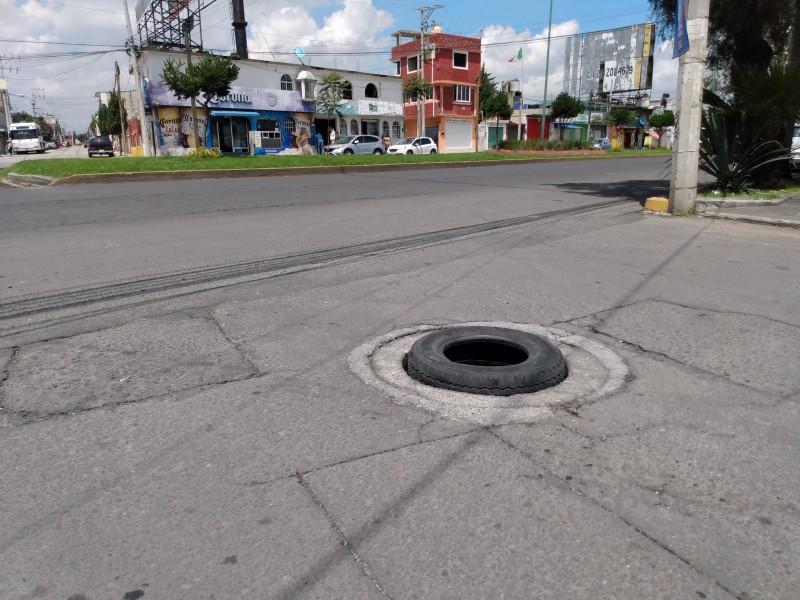 Colocan neumático como tapa en Avenida Comonfort.