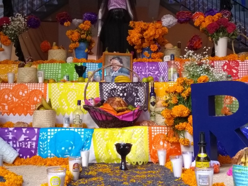 Colocan ofrenda en honor a Joaquín Paredes Colin