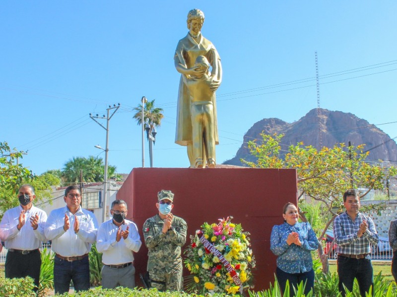 Colocan ofrenda floral en monumento a la Madre