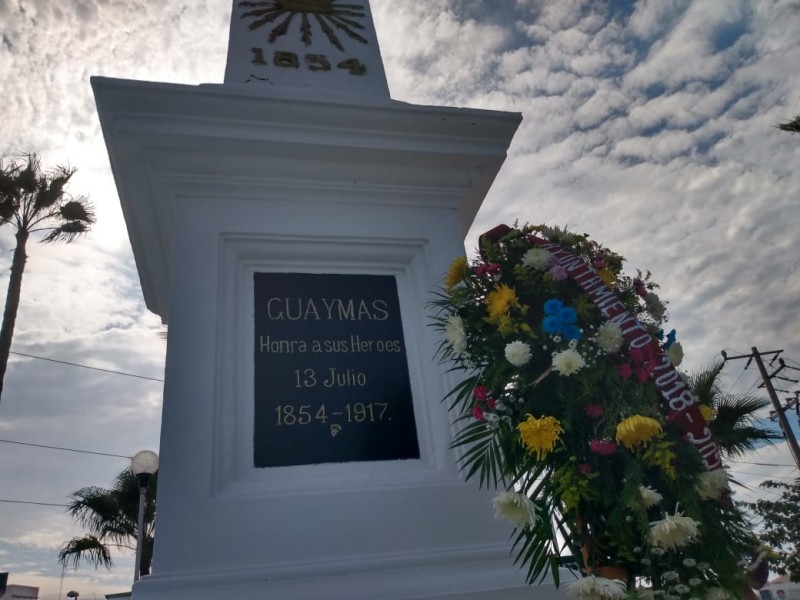 Colocan ofrenda floral en Obelisco